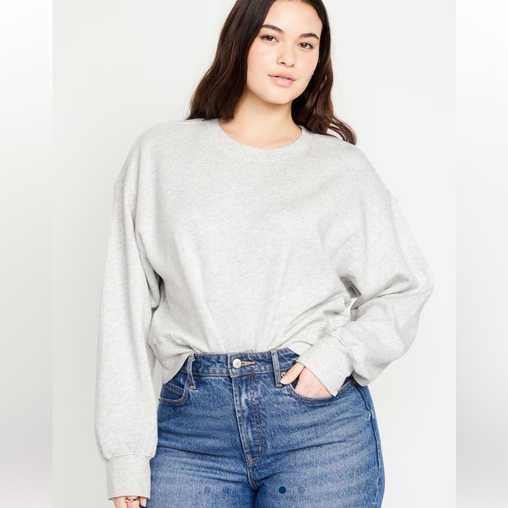 BUNDLE 2 ITEMS FOR $8✨

LAST PRICE🍒🤍 OLD NAVY so comfy sweatshirt ✨
